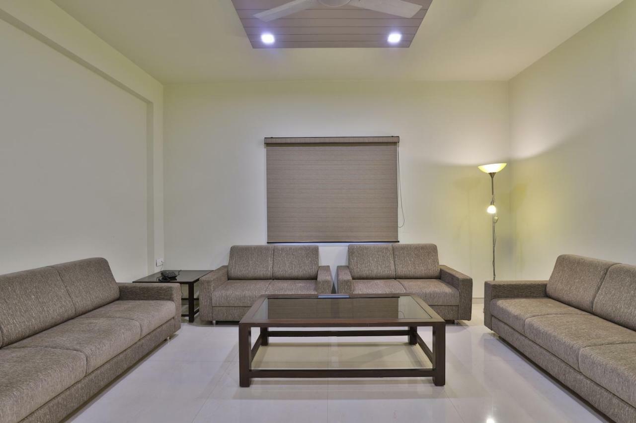 Capital O 47284 Atithi Resort Bharuch Εξωτερικό φωτογραφία
